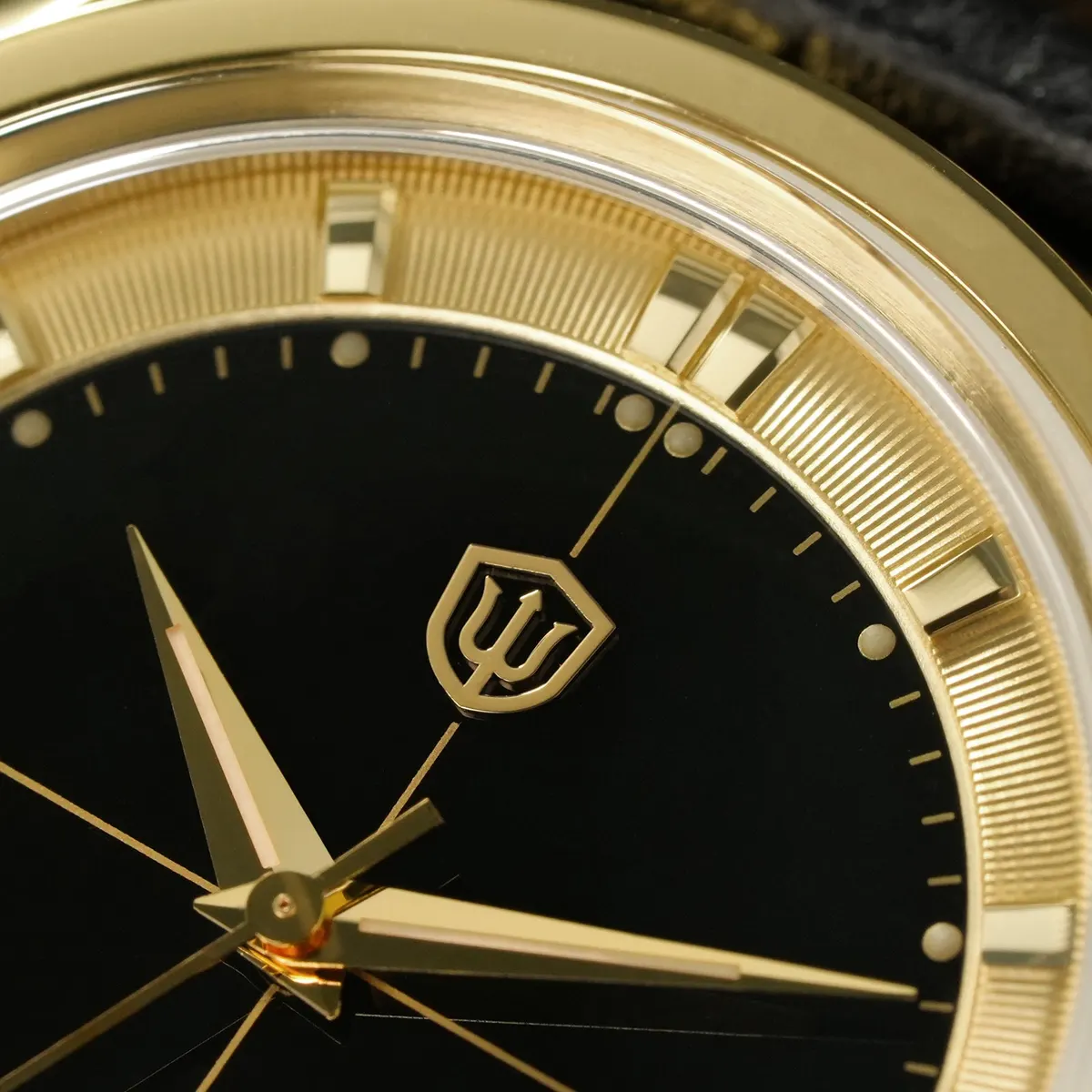 Montre Watchdives WD1954 Quartz 36,5 mm – Boîtier or / Verre saphir
