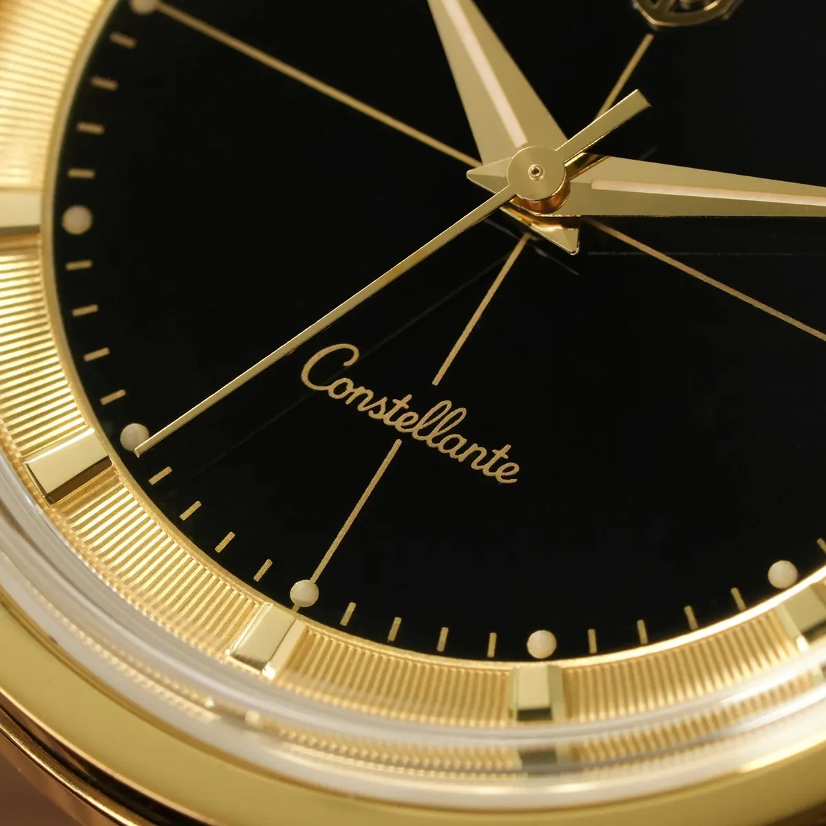 Montre Watchdives WD1954 Quartz 36,5 mm – Boîtier or / Verre saphir