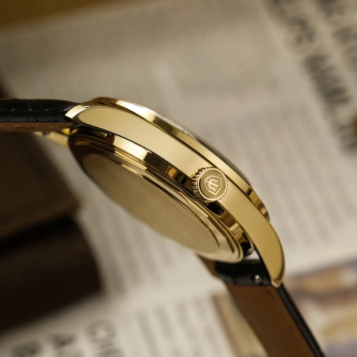 Montre Watchdives WD1954 Quartz 36,5 mm – Boîtier or / Verre saphir